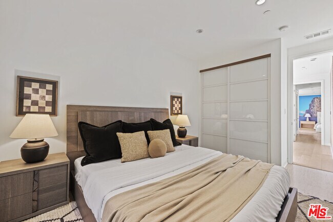 Building Photo - 2756 Westshire Dr