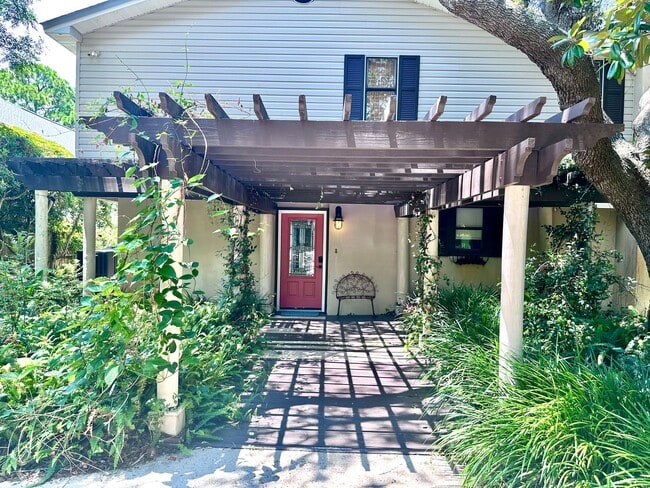 Building Photo - Beautiful 3B/3.5B Waterfront Fully Furnished Home available for Long-Term Rental!