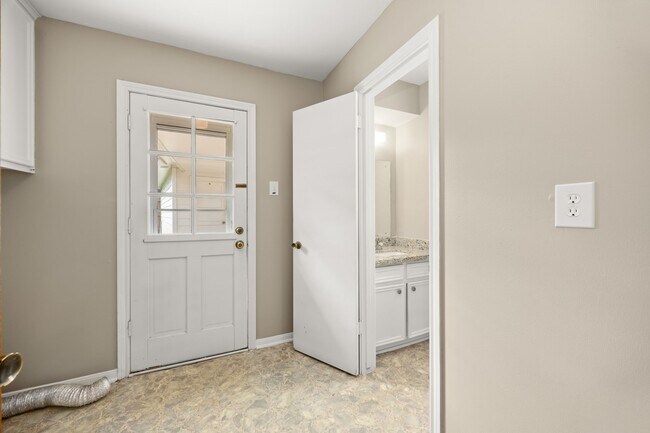 Building Photo - 5923 Pebble Springs Dr