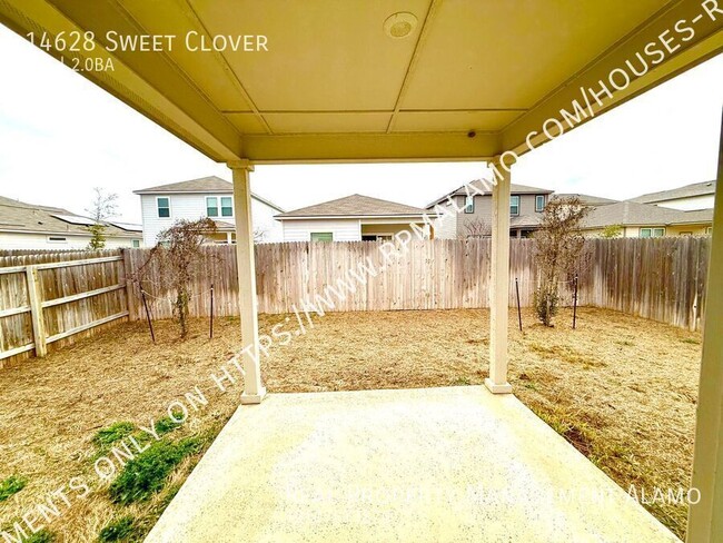 Building Photo - AVAILABLE NOW! 4 Bedroom / 2 Bath Home Nea...