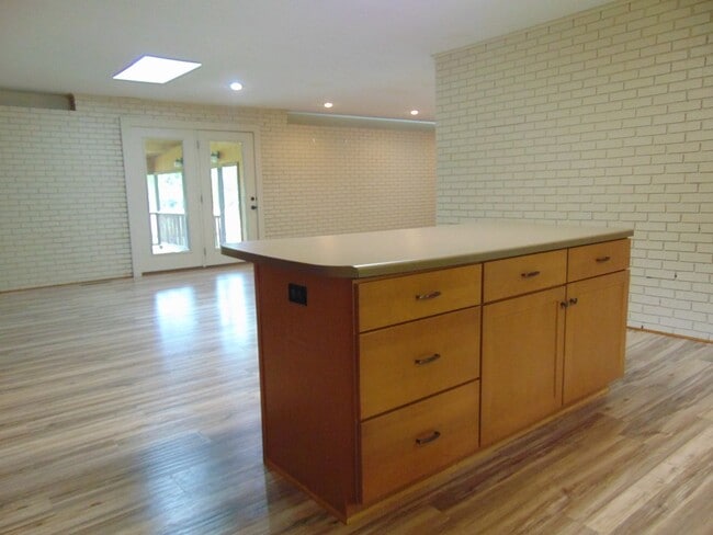 Building Photo - Amazing 3 Bed 2 Bath Country Home With Fab...
