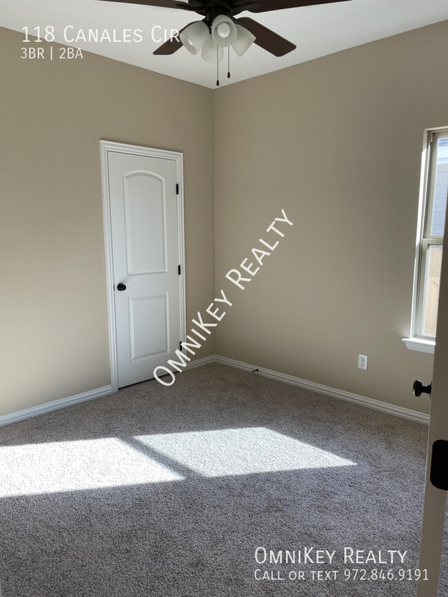 Building Photo - 118 Canales Cir