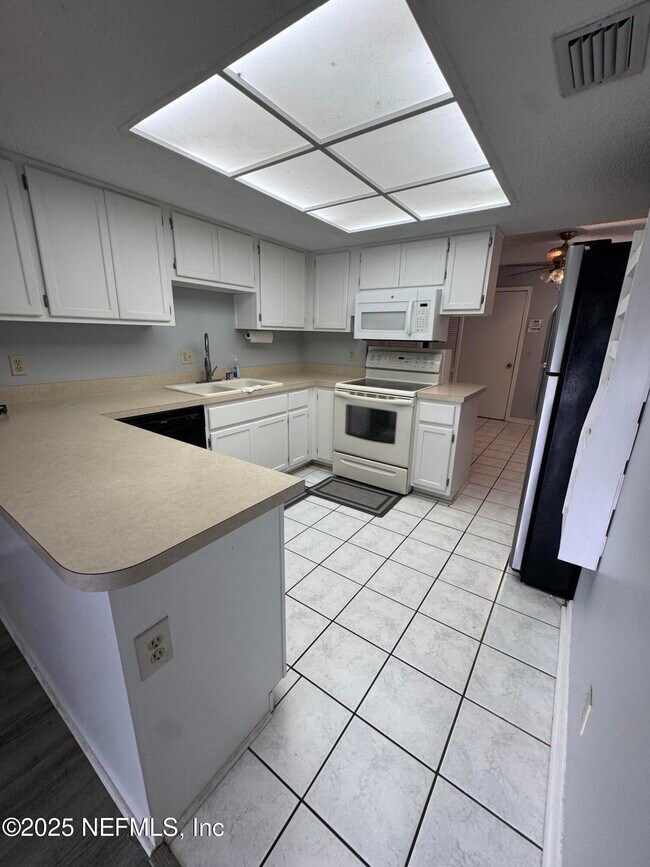 Building Photo - 1616 Mardis Pl W
