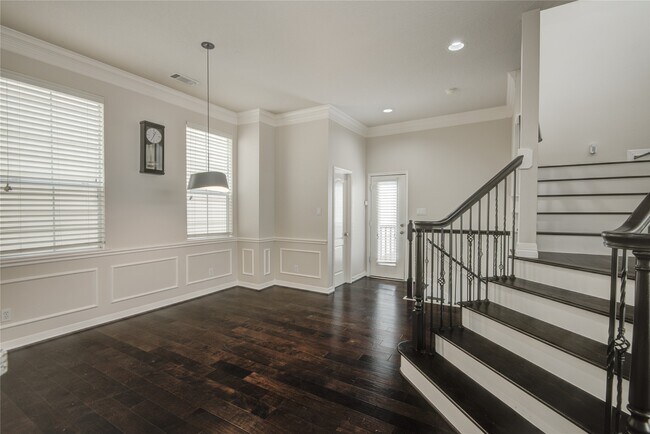 Building Photo - 5417 Lillian St