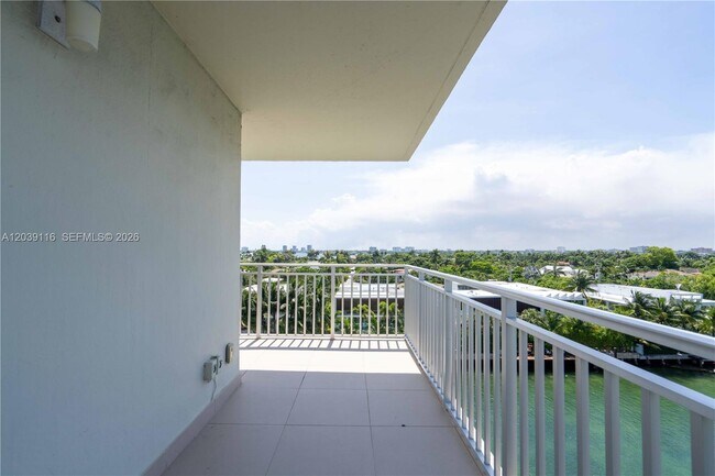 Building Photo - 9500 W Bay Harbor Dr