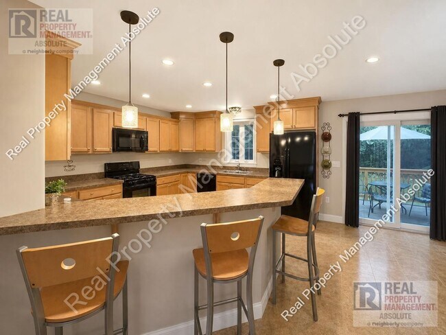 Building Photo - Prime Hudson Location: 3-Bed Townhouse Beside Benson’s Park