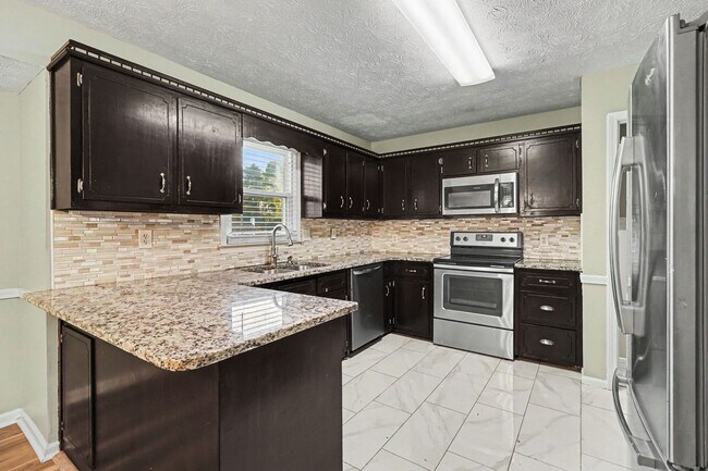 Building Photo - 3030 Green Meadow Ln