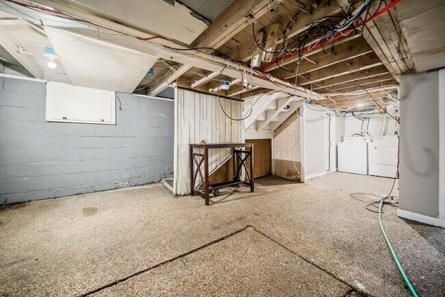 Building Photo - 144 E Tompkins St