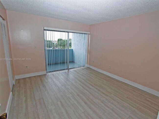 Building Photo - 9351 Fontainebleau Blvd