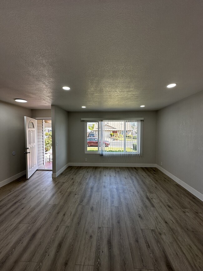 Building Photo - 3221 San Carlos Way