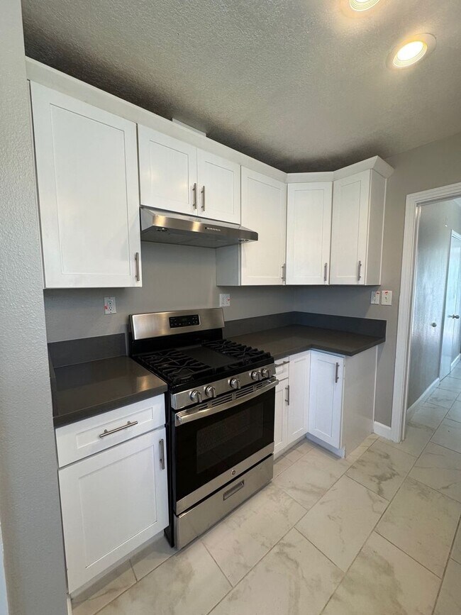 Building Photo - Large 4 bedroom 2 Bathroom for rent