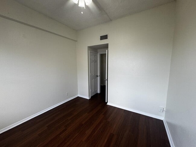 Building Photo - 103 E Central Ave