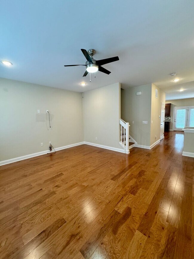 Building Photo - Spacious townhouse for rent in Bluestone H...