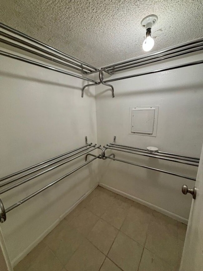 Building Photo - Clean 1 Bedroom / 1 Bathroom Condo in Cali...