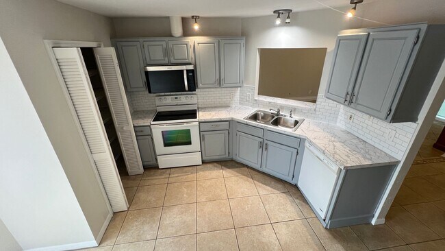 Building Photo - Bright & Spacious 3/2 Home with Huge Yard + Screened Patio — Lawn Care Included!