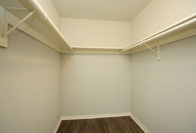 Building Photo - 815 Park Meadow Dr