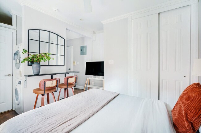 Building Photo - 234 Mott St