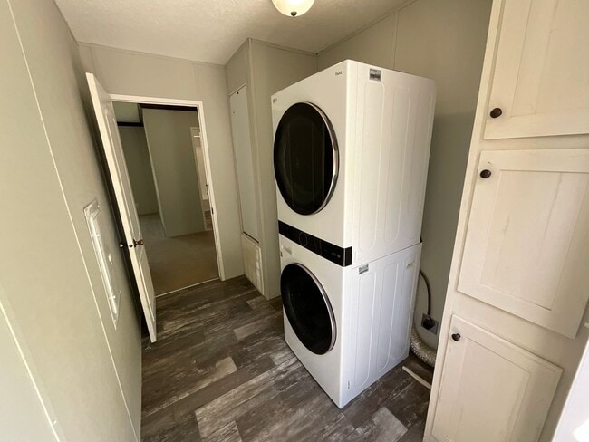 Building Photo - Beautiful 3/2 Mobile Home w/ Lawn Maintenance Included