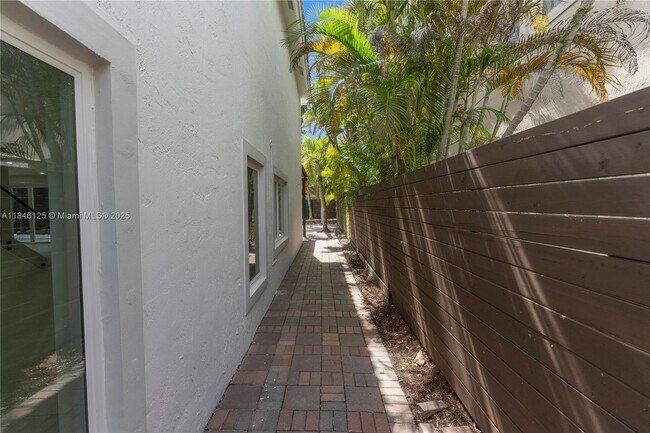 Building Photo - 6498 NW 113th Pl