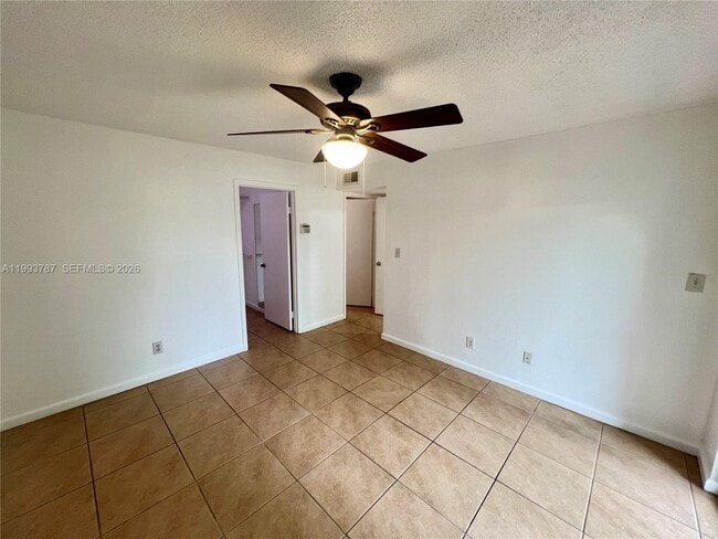 Building Photo - 530 S Park Rd