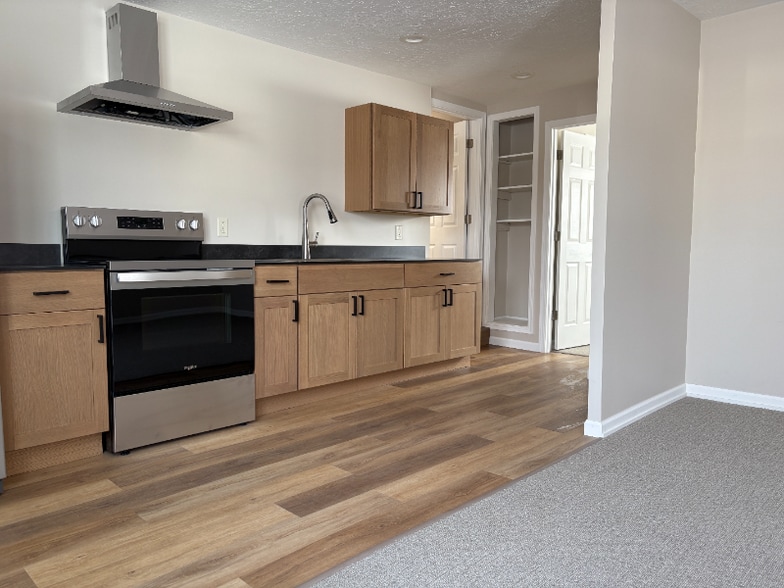 Building Photo - 10 W Park St