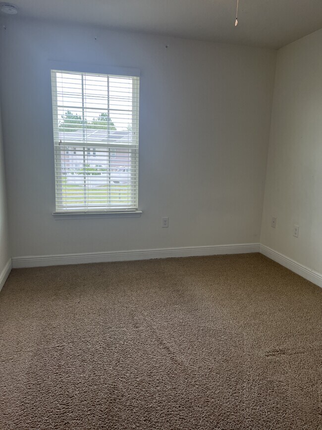 Building Photo - 151 Iron Horse Dr E