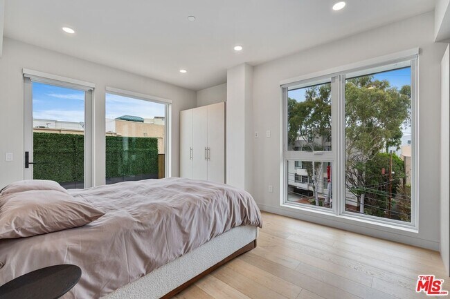 Building Photo - 505 S Barrington Ave