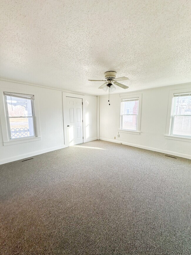 Building Photo - 950 Center St