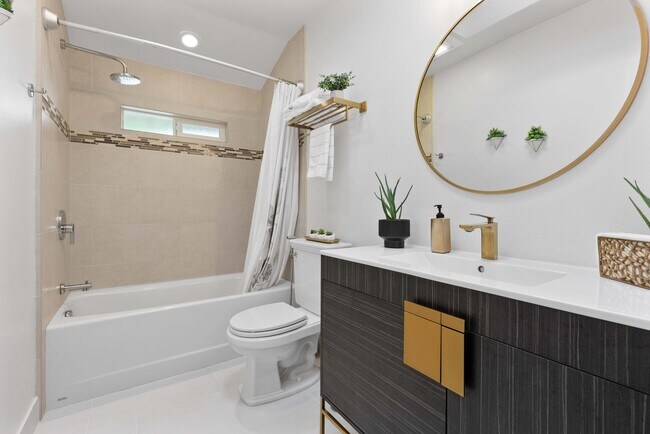 Building Photo - 841 W Latimer Ave