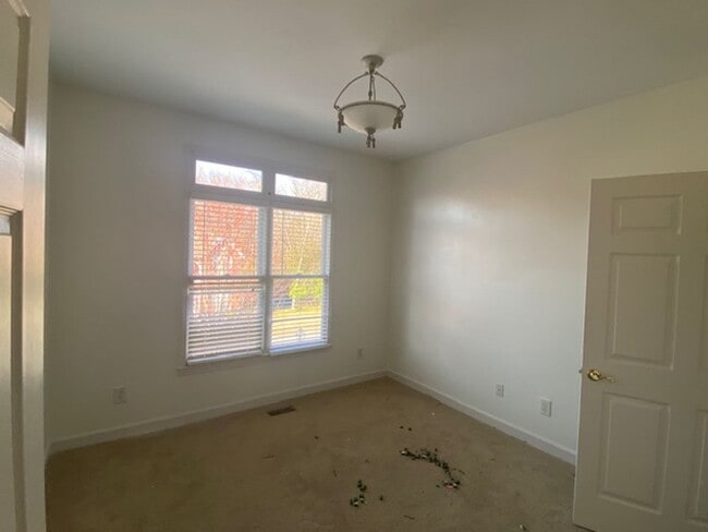 Building Photo - Coming Soon! Great home near the lake and ...