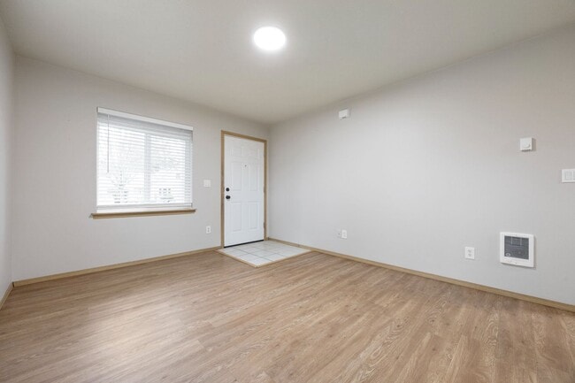 Building Photo - 5Bed/2.5 Bath home available in SE Portland