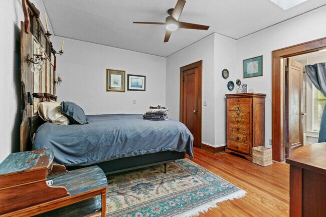 Building Photo - 204 NE 3rd Ave