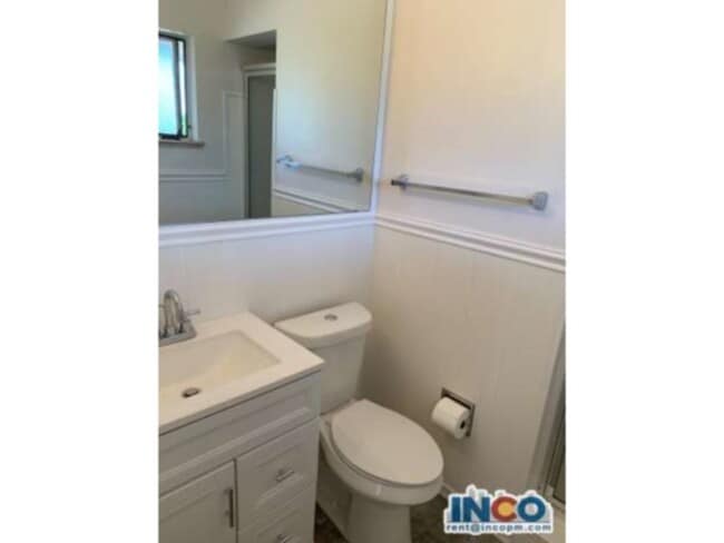 Building Photo - 4940 Lakeshore Dr