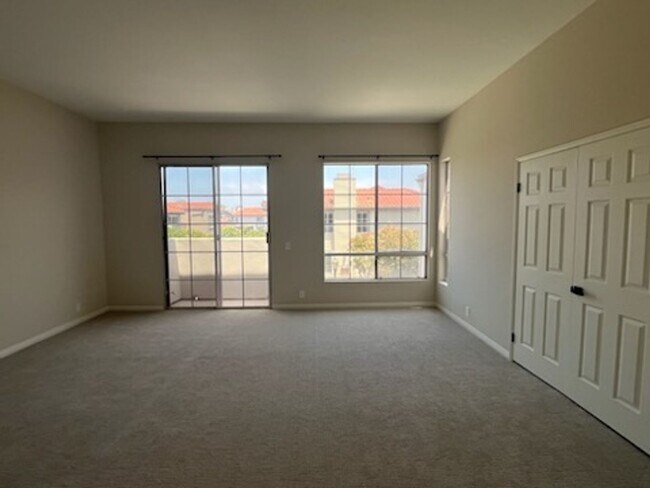 Building Photo - Luxurious Townhouse Located in the exclusi...
