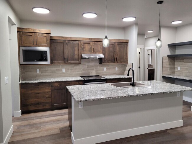 Building Photo - Stunning Townhome In Meridian!