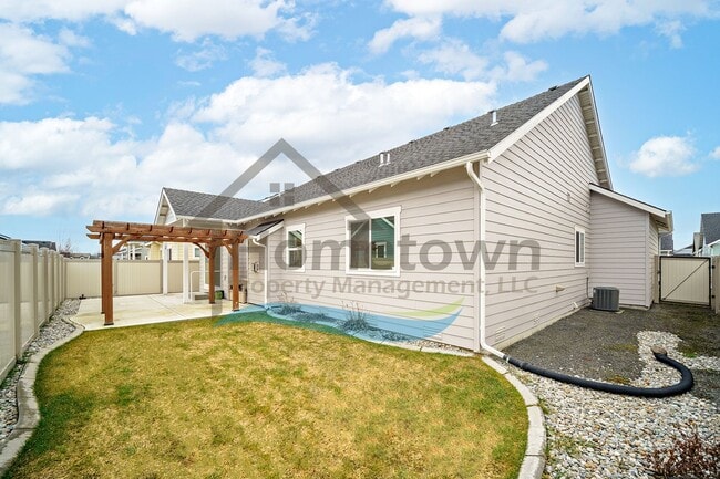 Building Photo - 3 Bedroom 2 Bathroom Home with Attached 3 Car Garage Available in Coeur d'Alene!