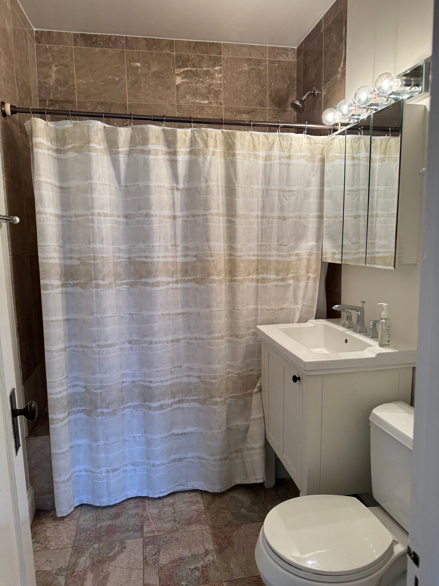 Updated bathroom - 878 Ash St