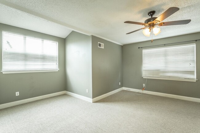 Building Photo - 3 bedroom, 2 bathroom home in the Southside!