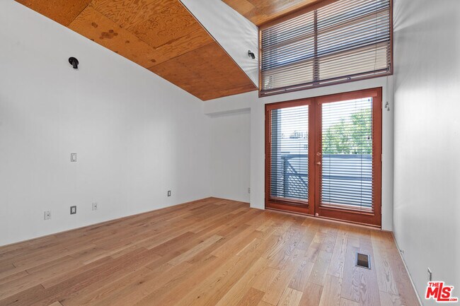 Building Photo - 1130 5th Ave