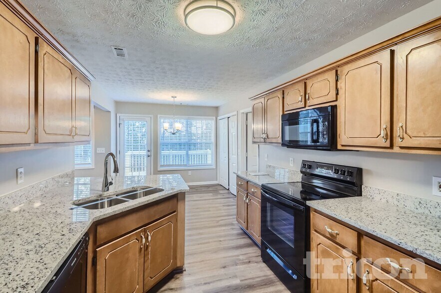 Building Photo - 90 Pebble Ln