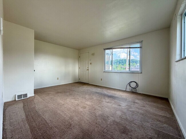 Building Photo - Outstanding 2 Bedroom in Cheswick with Central A/C & Yard! Call Today!
