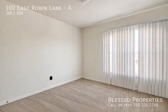 Building Photo - 102 E Robin Ln