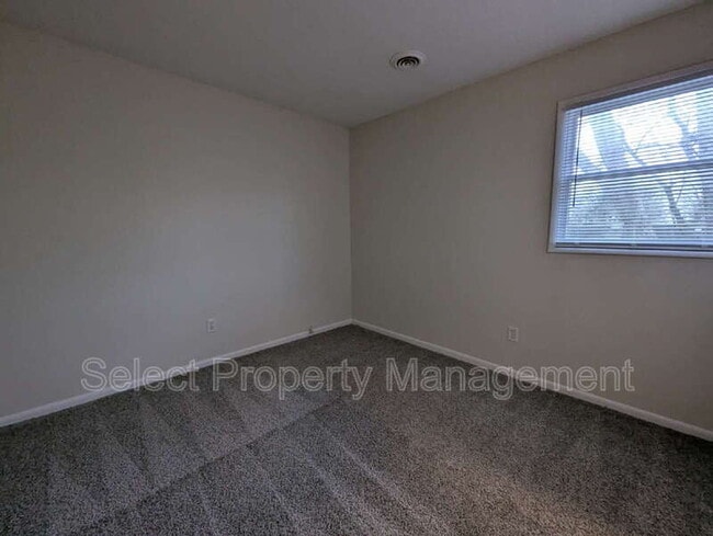 Building Photo - 924 E Washington Center Rd