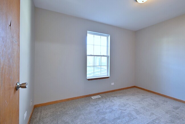 Building Photo - 19 E Pineview Dr