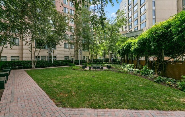 Building Photo - 851 N Glebe Rd