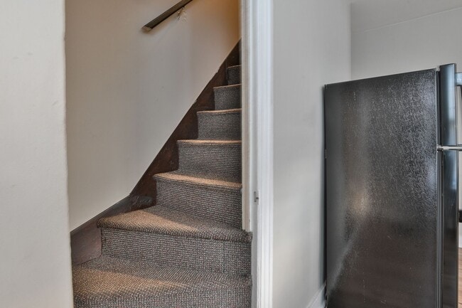 Building Photo - Large 5 Bedroom on Peffer