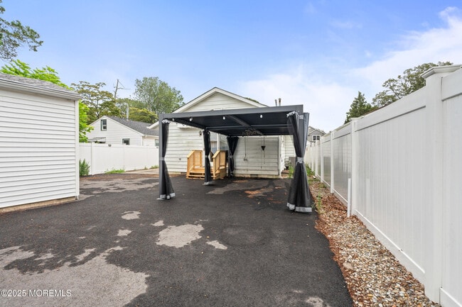 Building Photo - 611 Parkside Ave
