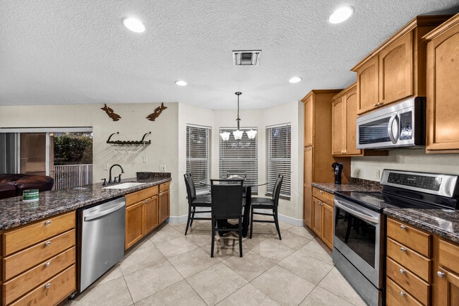 Building Photo - 1622 S Club Dr