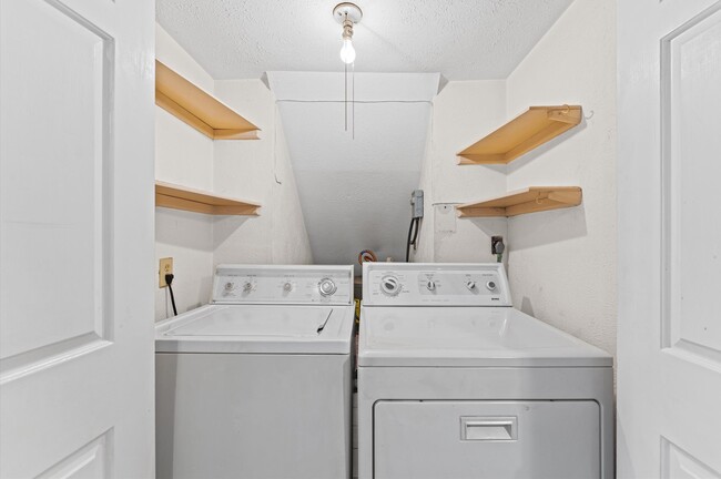 Building Photo - 25 Regency Ln