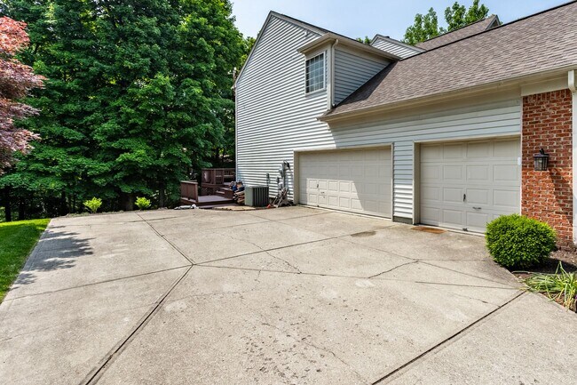 Building Photo - Spacious 5-Bed Home with In-Law Suite, Fin...